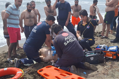 Hatay'da, denizde akıntıya kapılan 3 kişiden 1'i hayatını kaybetti