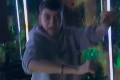 'Cesaretin varsa bas' yazısına basınca tuvalet bir anda pavyona döndü!