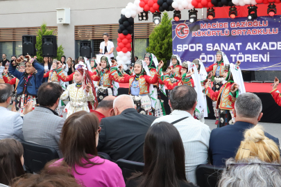 Bursa Macide Gazioğlu Ortaokulu'nda alışılmışın dışında ödül töreni&nbsp;