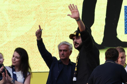 Tüm dünya Fenerbahçe'yi konuştu: İşte Mourinho'nun imzası sonrası atılan başlıklar!