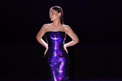 Demet Özdemir 20 yıl önce tasarlanan elbiseyle geceye damga vurdu