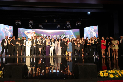 "25. Sadri Alışık Tiyatro ve Sinema Oyuncu Ödülleri" sahiplerini buldu