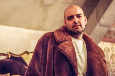 Bartu Küçükçağlayan'ın sahne tarzı sosyal medyanın diline düştü