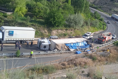 Sivas'ta virajı alamayan tır devrildi, sürücü ağır yaralandı
