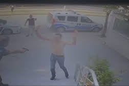 Trafikte tartıştıkları kişilere polis noktasında saldırmaya çalıştılar