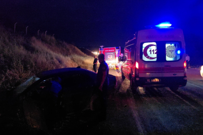 Uşak’ta otomobil tarlaya devrildi: 3 yaralı