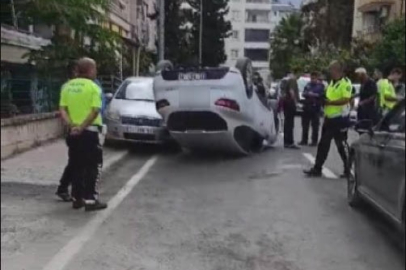 Park halindeki araca çarpan otomobil ters döndü