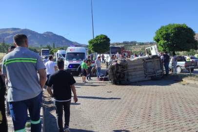 Sivas Divriği'de kontrolden çıkan ticari araç devrildi: 4 yaralı