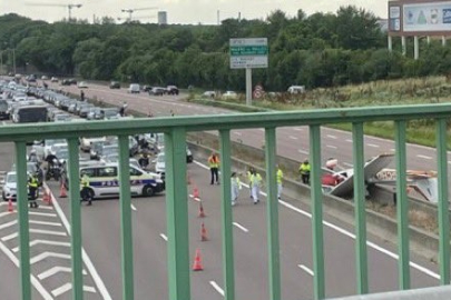 Fransa’da otoyola küçük uçak düştü: 3 ölü