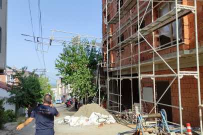 Bursa'da inşaat iskelesi yüksek gerilim hattının üzerine devrildi