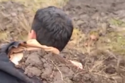 Yıldırımın çarptığı çocukları toprağa gömerek kurtardılar!