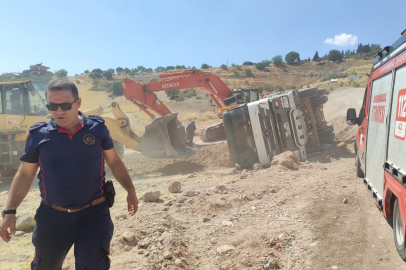 Kahramanmaraş’ta kum yüklü kamyon devrildi