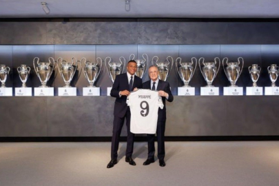Kylian Mbappe resmen Real Madrid'de! İmzalar atıldı...