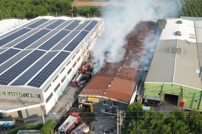 Bursa'da sandalye fabrikasındaki yangının boyutu havadan görüntülendi