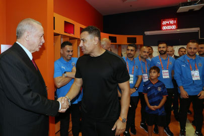 Erdoğan, Başakşehir takımını soyunma odasında tebrik etti