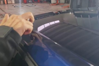 Araba alacaklar ne yapacağını şaşırdı: Kuş pisliği boyayı yakınca...