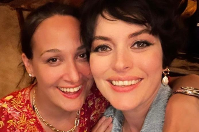 Ezgi Mola yakın arkadaşı Gupse Özay'a tam altın hediye etti!