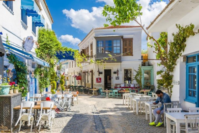 Alaçatı sokakları bomboş kaldı! Esnaf da çaresiz: Esenler Otogarı gibi müşteri çekmeye çalışıyorlar...