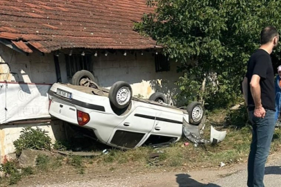 Bursa'da takla atan otomobilden yaralı kurtuldular
