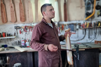 Bursa'da ürettiği kemençeyi dünyaya satıyor!