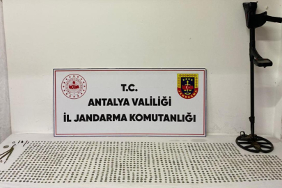 Antalya'da tarihi eser operasyonu: 1840 sikke ele geçirildi