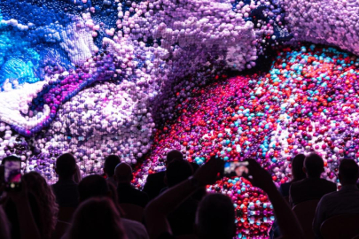 Yapay zeka yorumuyla Mevlânâ: Refik Anadol'un "Rumi Rüyaları" sergisi Debrecen'de