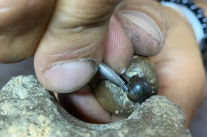 Arazide bulduğu meteordan eşine tektaş yüzük yaptırdı