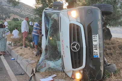 Muğla'da kamyon, tur minibüsüne çarptı: 6 turist yaralı
