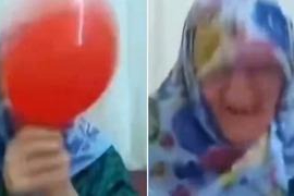 Sosyal medyada canlı yayın açıp defalarca kafasına balonla vurdu