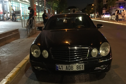 Kocaeli'de otomobilini park etmek isterken 2 çocuğa çarptı