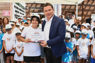 Bursa'da Osmangazi'nin yüzme kurslarında 6 bin öğrenci yüzme öğrendi