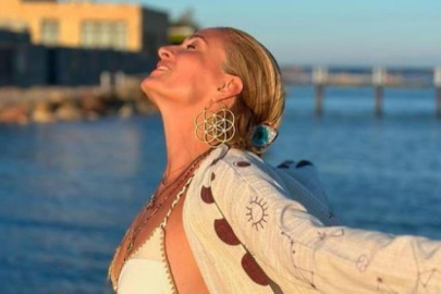 Ceyda Düvenci'den yeni bikinili pozlar