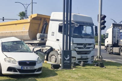 İzmir'de hafriyat kamyonu ile otomobil çarpıştı