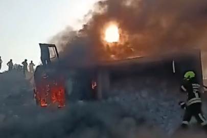 Mersin'de uçuruma yuvarlanan taş yüklü kamyon alev alev yandı