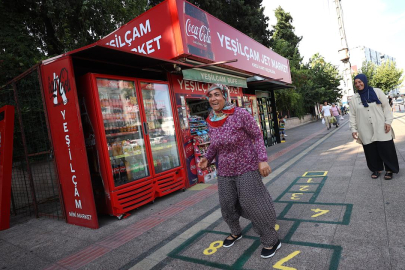 Büfenin önüne çizdiği "seksek" yüzleri güldürdü
