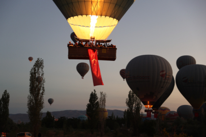 Kapadokya'da balonlar Türk bayraklarıyla havalandı