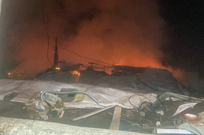 Kocaeli Gebze'de korkutan yangın: 3 ev alevlere teslim oldu