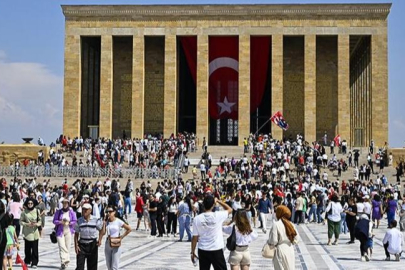 Türk Yıldızları'ndan 30 Ağustos Zafer Bayramı'nda Anıtkabir saygı uçuşu