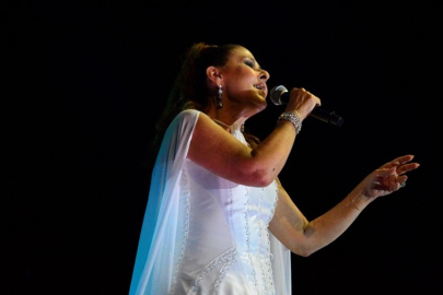 Şarkıcı Nilüfer Bursa'da konser verdi