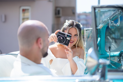Bursalı fotoğrafçı gelinliği giydi pozları verdi