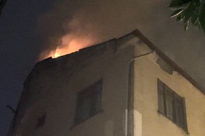 Kastamonu'da 3 katlı binanın çatısında korkutan yangın