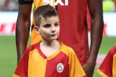 Osimhen ile seremoniye katılan Bursalı küçük Mert: Tekrar karşılaşırsak maskesini isteyeceğim