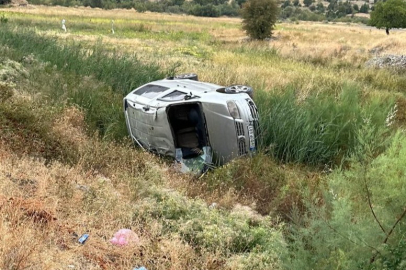 Hakkari’de hafif ticari araç takla attı