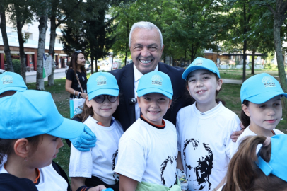 Bursa'da eline çöp poşeti alan başkan, parkı köşe bucak temizledi