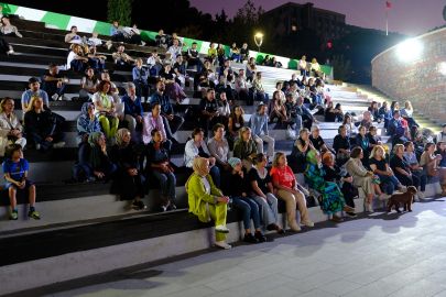 Bursa Atatürk Stadyumu Kütüphanesi önünde sinema keyfi