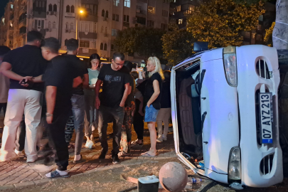 Antalya'da ticari taksi ile minibüs çarpıştı