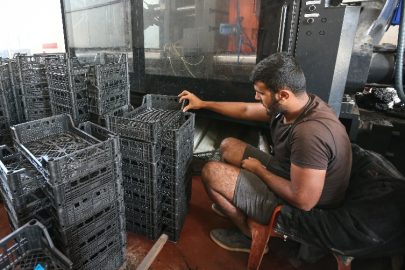 Bursa'da kooperatif üyesi armut üreticileri meyve kasasını da kendileri yapıyor