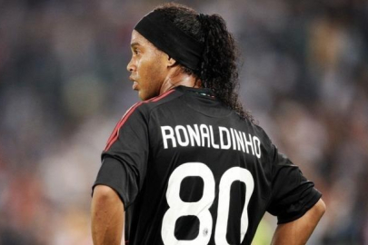 Ronaldinho, yeşil sahalara geri dönüyor! Hem oynayacak, hem yönetecek...