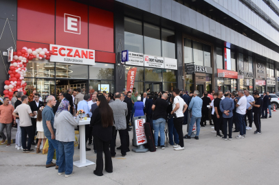 Büşra Sırakaya Eczanesi Bursa'da yeni yerinde hizmete açıldı