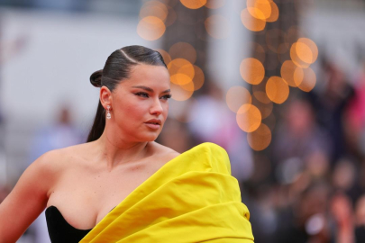 Adriana Lima yeni görünümüyle şaşırttı